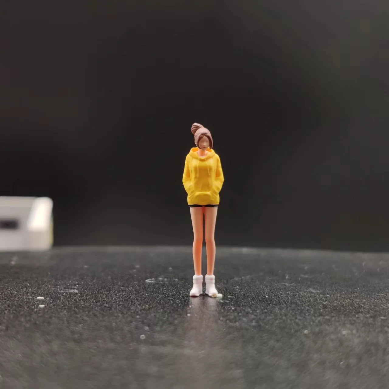 EHC Model 1:64 Scale Figures A Girl with A Ponytail Model Dioramas Diecast Miniature Collection