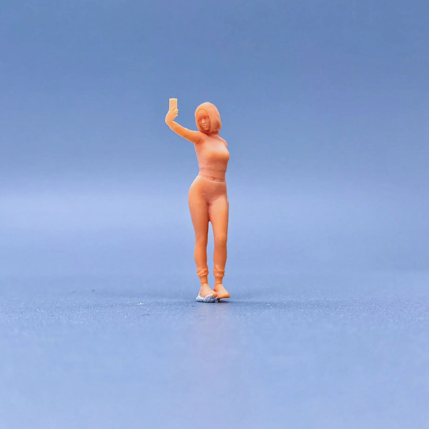 1/64 1/43 Scale Model Resin Women Taking Selfie In The Hood Uncolored Miniature Diorama Hand-painted S511