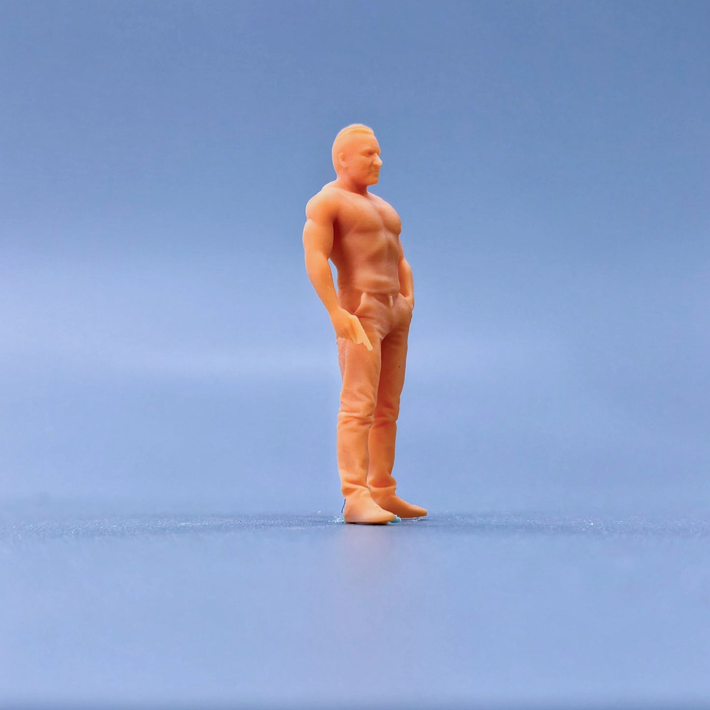 1/64 1/43 Figurines Scale Model Resin A Muscular Man Holding A Pistol Uncolored Miniatures Diorama Hand-painted  L111