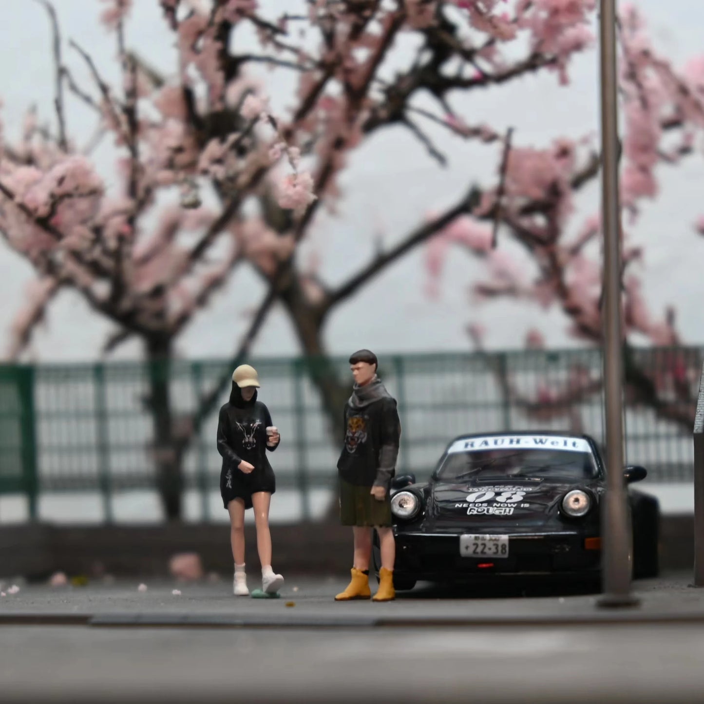 EHC Model 1:64 Scale Figures  Waiting Man and Walking Girl Model Dioramas Diecast Miniature Collection