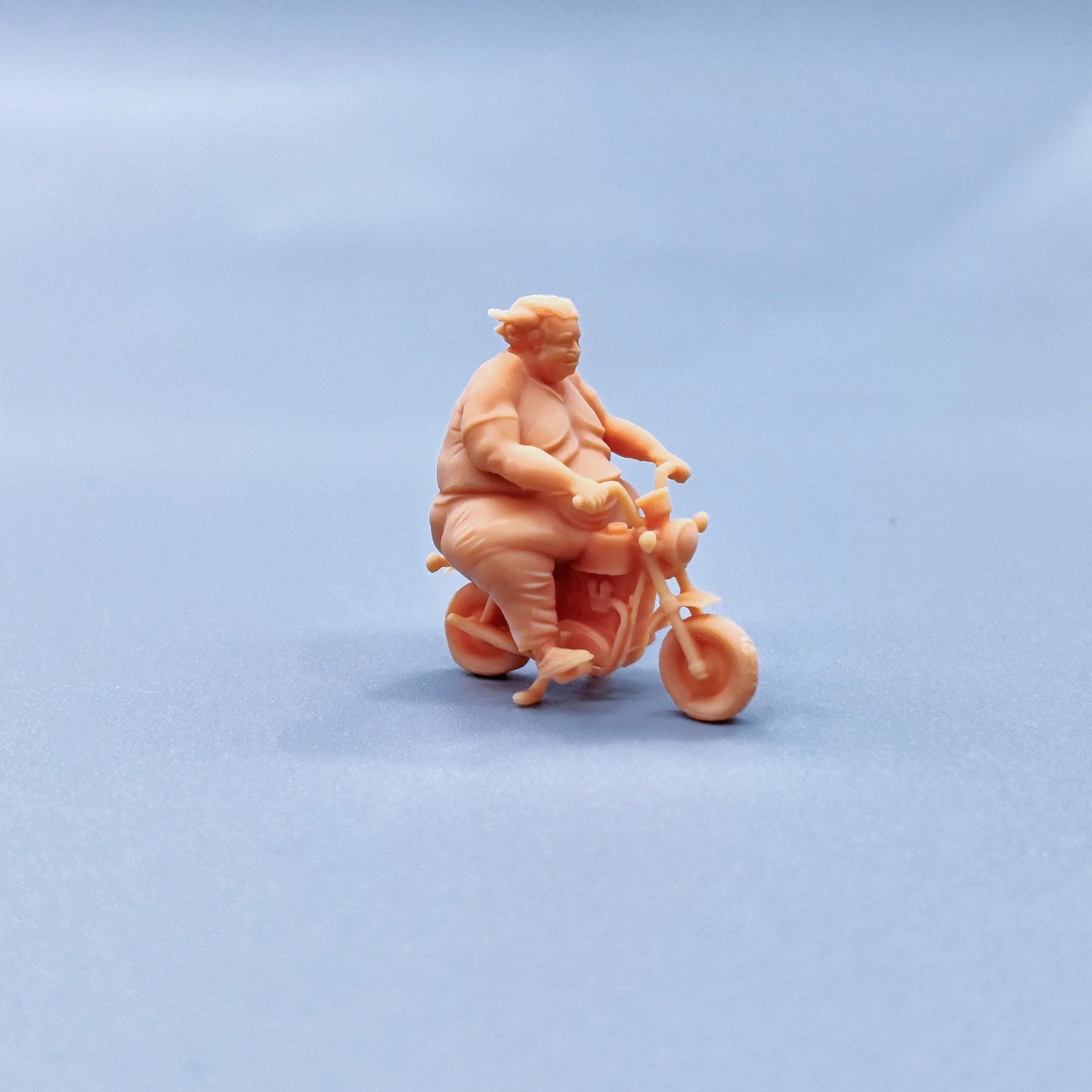 1/64 1/43 Figurines Scale Model ResinBig Fat Man Riding Small Motorcycle Uncolored Miniatures Diorama Hand-painted V032