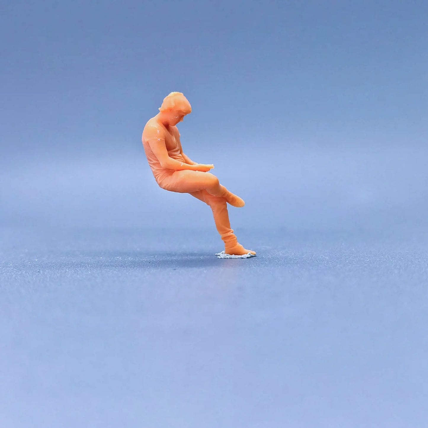 1/64 1/43 Scale Model Resin Boy Sitting Playing with Mobile PhoneUncolored Miniature Diorama Hand-painted S727