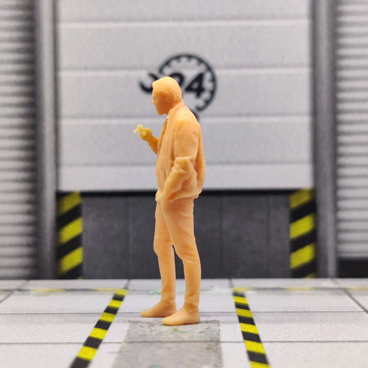 1/64 1/43 Scale Model Resin A Man Chatting with A Cigarette Uncolored Miniature Diorama Hand-painted T116