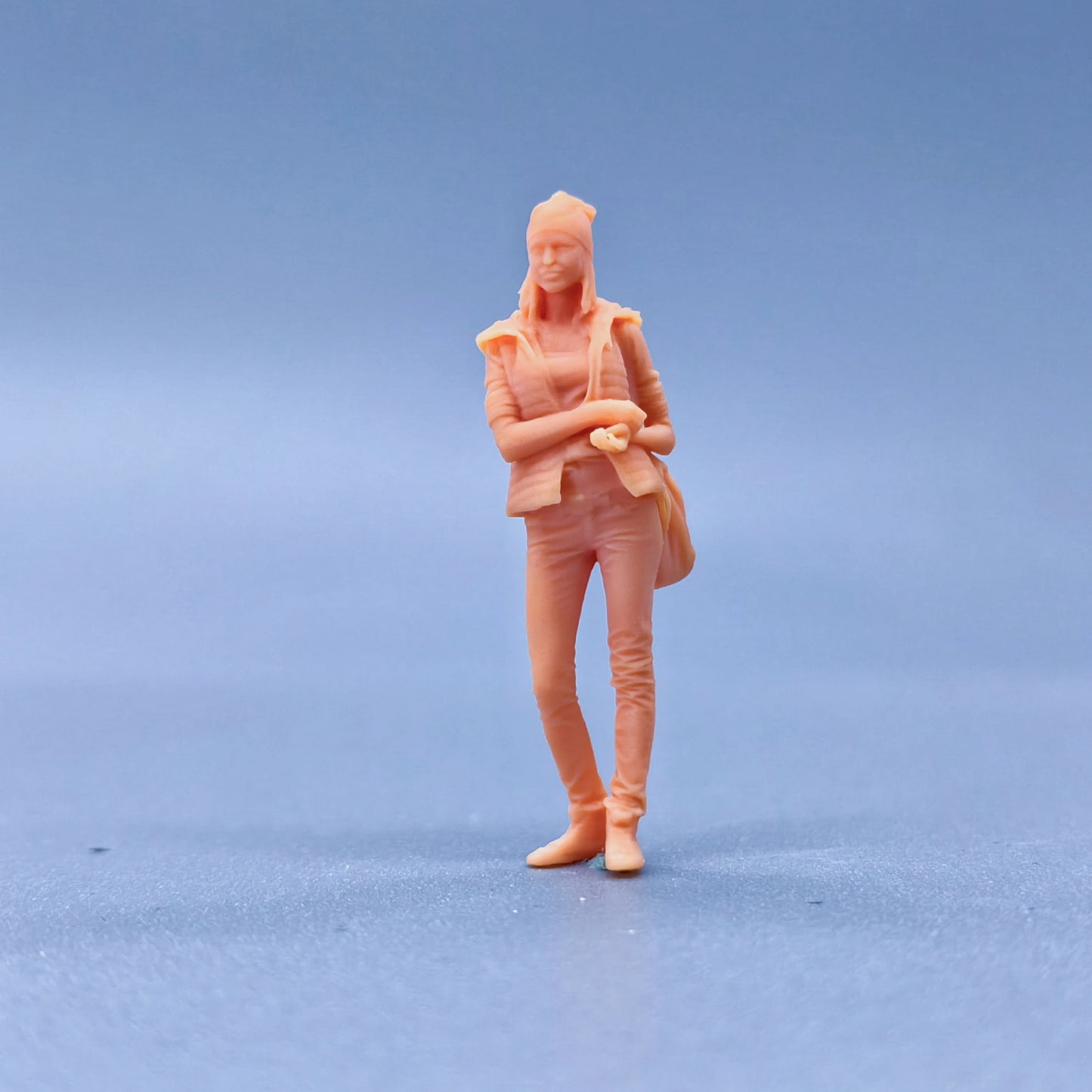 1/64 1/43 Figurines Scale Model Resin A woman carrying a bag on her back Uncolored Miniatures Diorama Hand-painted  L311