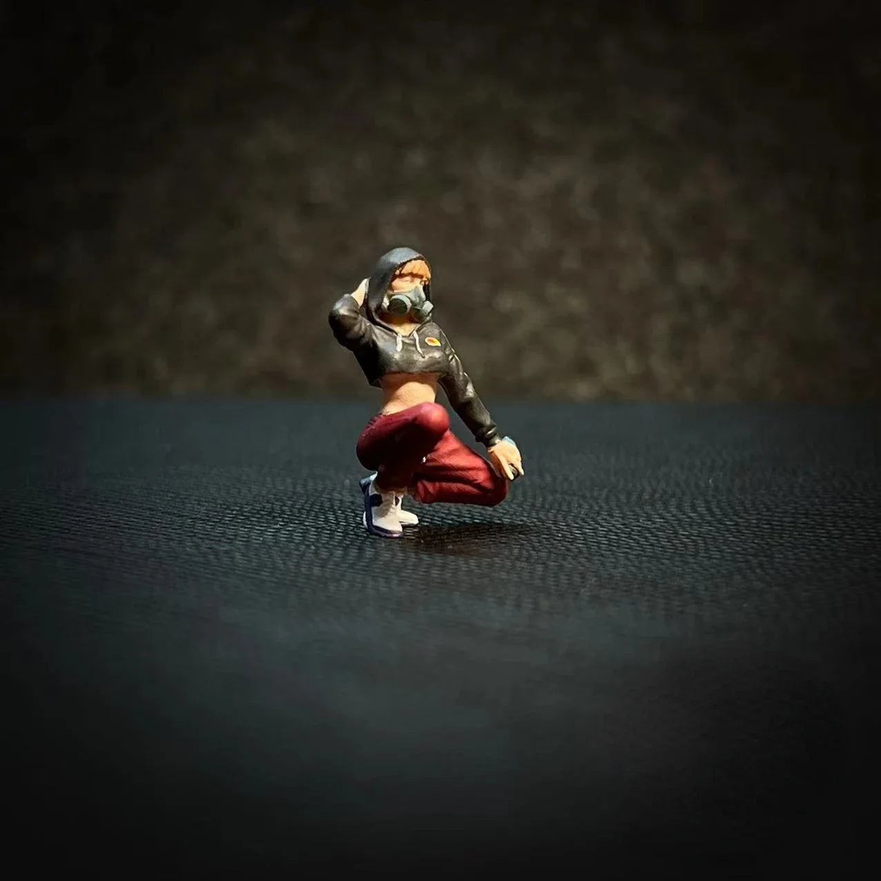 LP.Mini World Diorama 1/64 Scale Figurines Model Graffiti Girl Squatting Position Collection Miniature Hand-painted