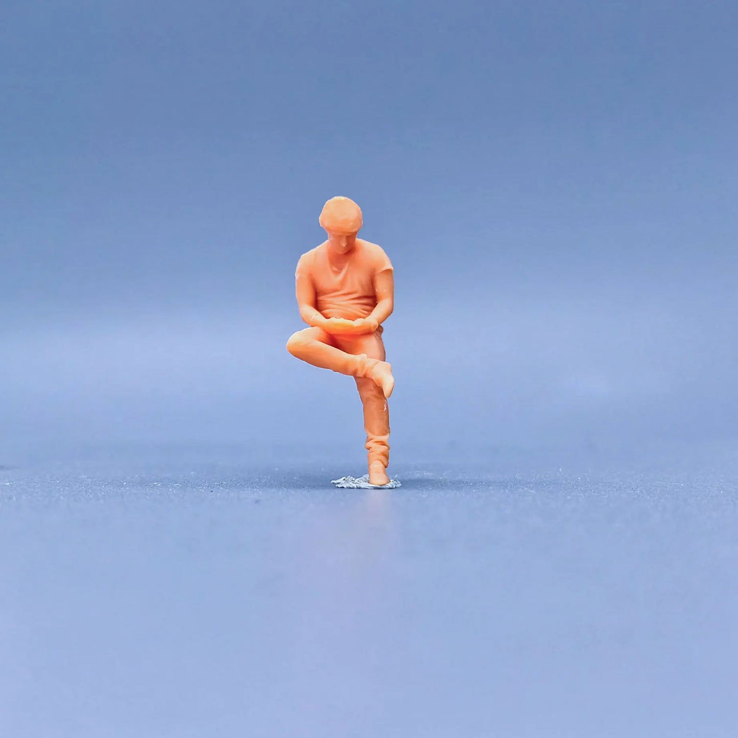 1/64 1/43 Scale Model Resin Boy Sitting Playing with Mobile PhoneUncolored Miniature Diorama Hand-painted S727