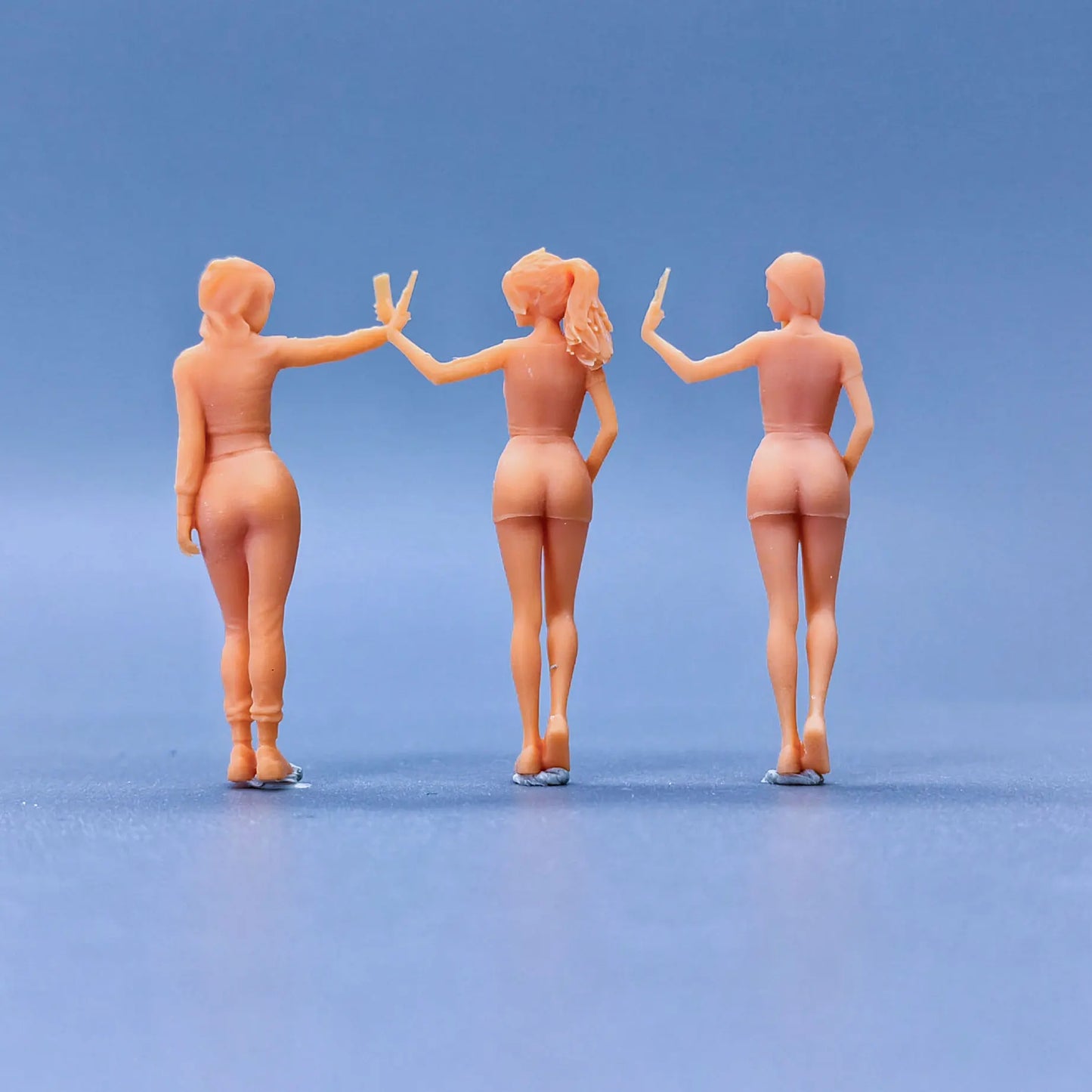 1/64 1/43 Scale Model Resin Women Taking Selfie In The Hood Uncolored Miniature Diorama Hand-painted S511