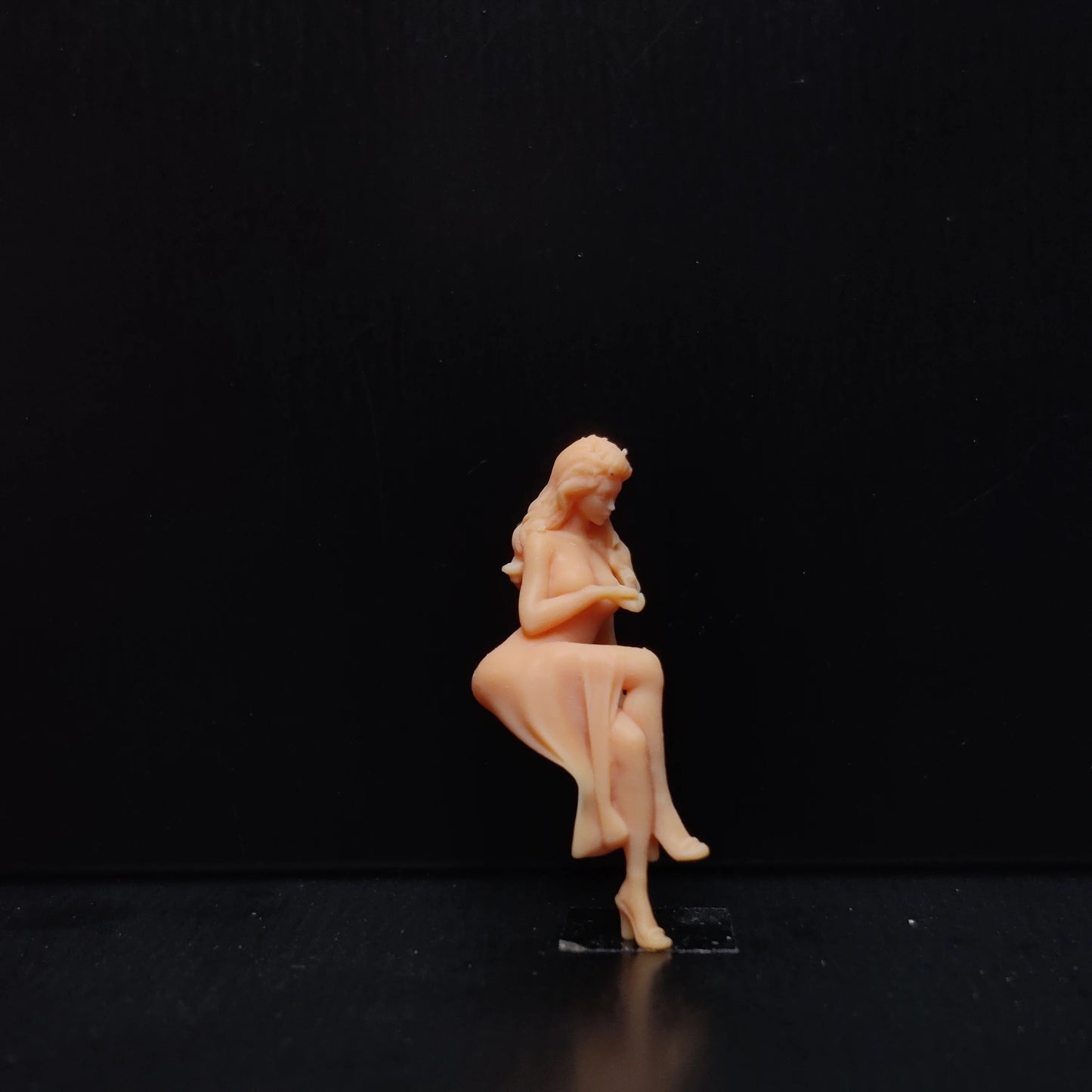 1/64 1/43 Scale Model ResinFemale with Sitting Posture and Textured FeetUncolored Miniature Diorama Hand-painted T524