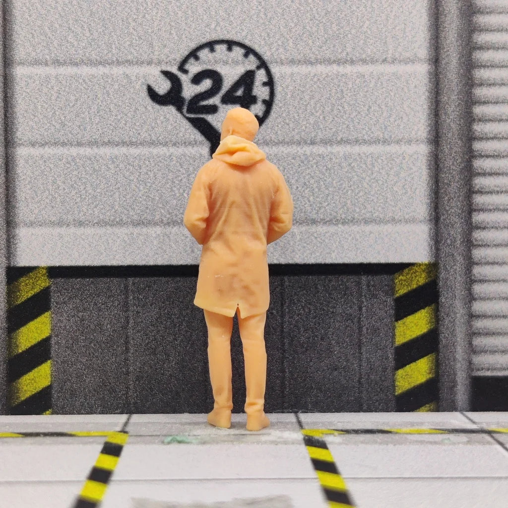 1/64 1/43 Scale Model Resin A Man Waiting for A CoatUncolored Miniature Diorama Hand-painted T132