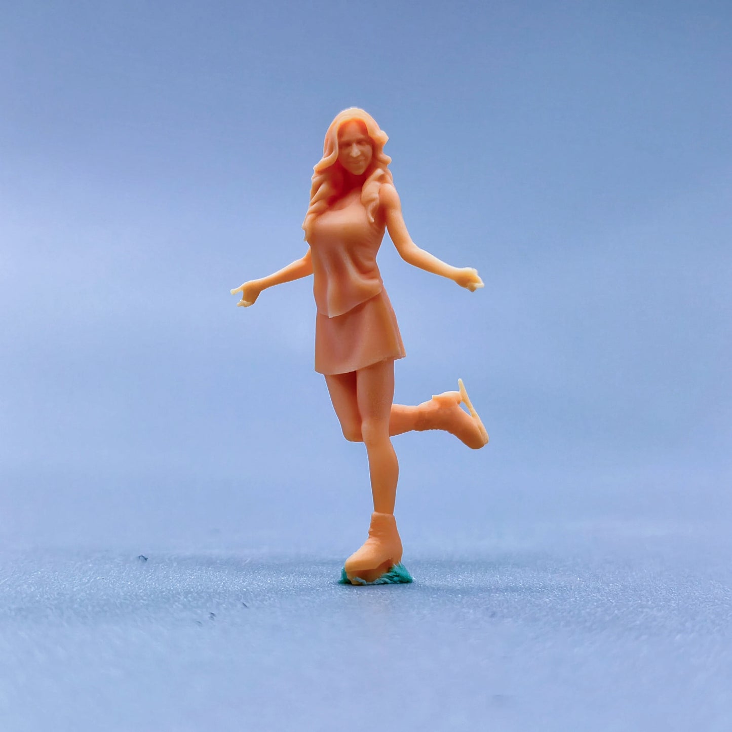 1/64 1/43 Figurines Scale Model Resin A Woman Wearing Ice Skates Uncolored Miniatures Diorama Hand-painted L226