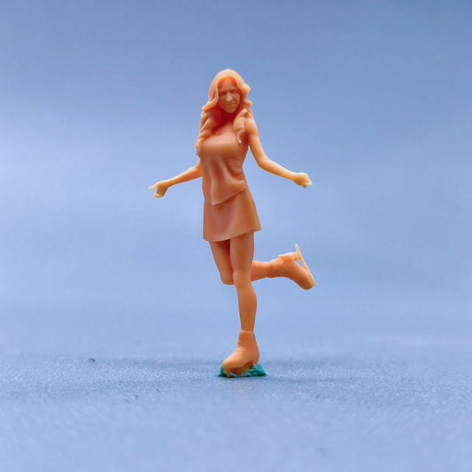 1/64 1/43 Figurines Scale Model Resin A Woman Wearing Ice Skates Uncolored Miniatures Diorama Hand-painted L226