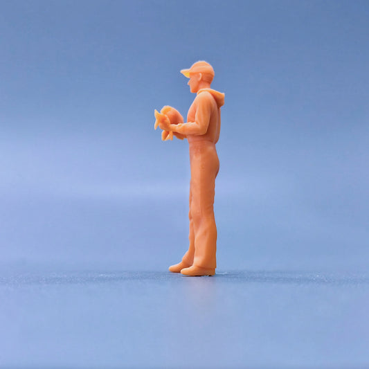 1/64 1/43 Figurines Scale Model Resin The Man with A Hat Is Holding A Fish Uncolored Miniatures Diorama Hand-painted L107