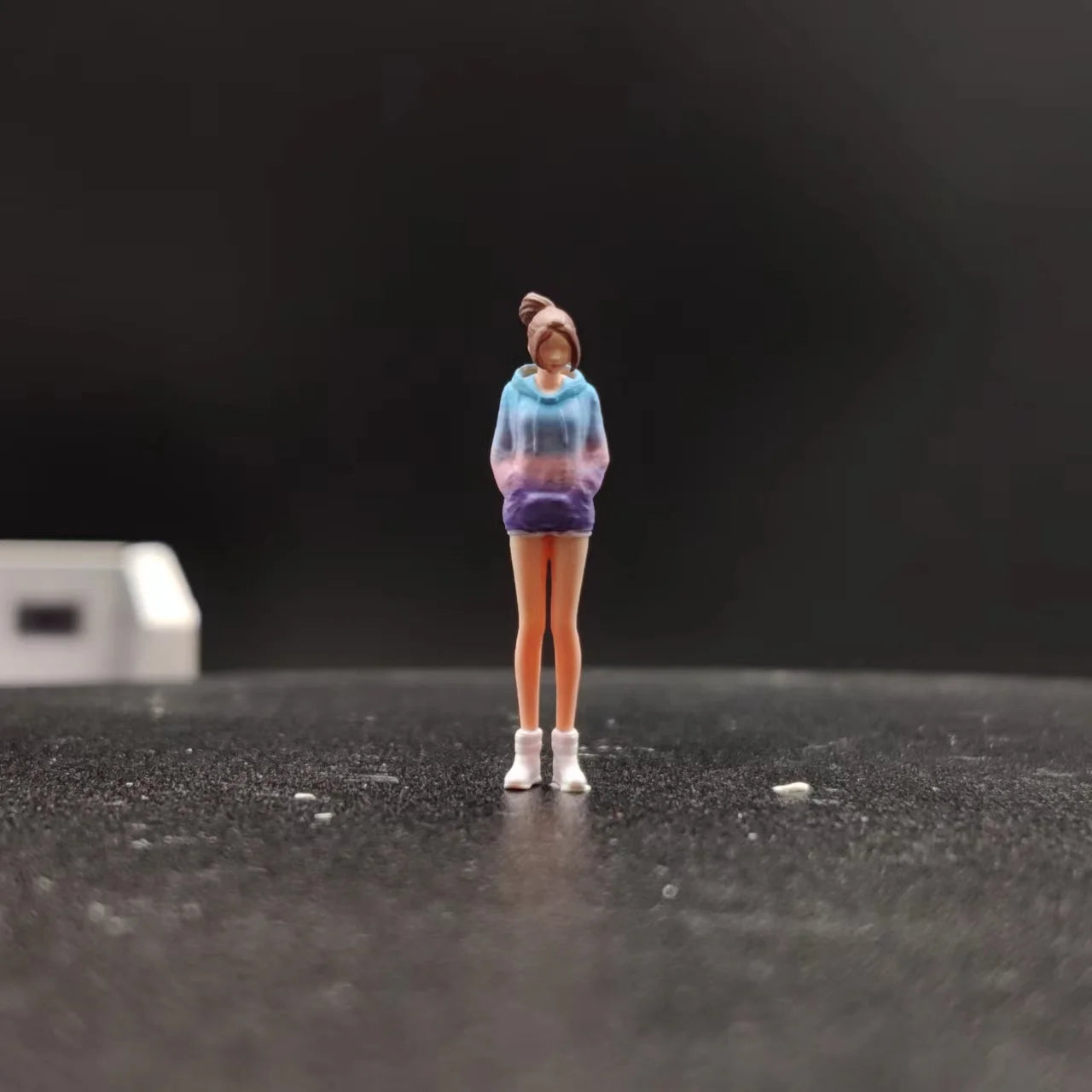 EHC Model 1:64 Scale Figures A Girl with A Ponytail Model Dioramas Diecast Miniature Collection