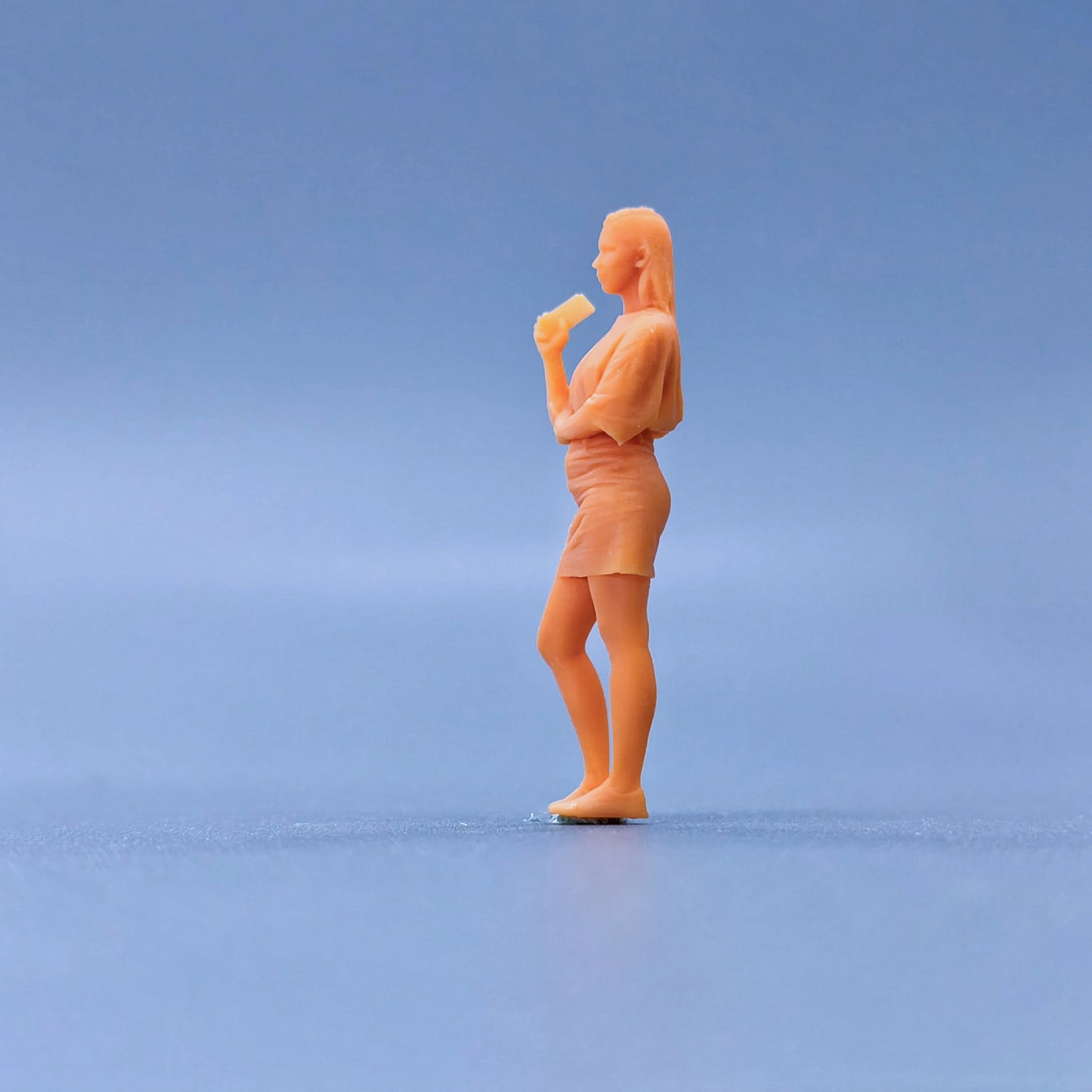 1/64 1/43 Figurines Scale Model Resin A Girl Standing with A Phone In Hand Uncolored Miniatures Diorama Hand-painted L113