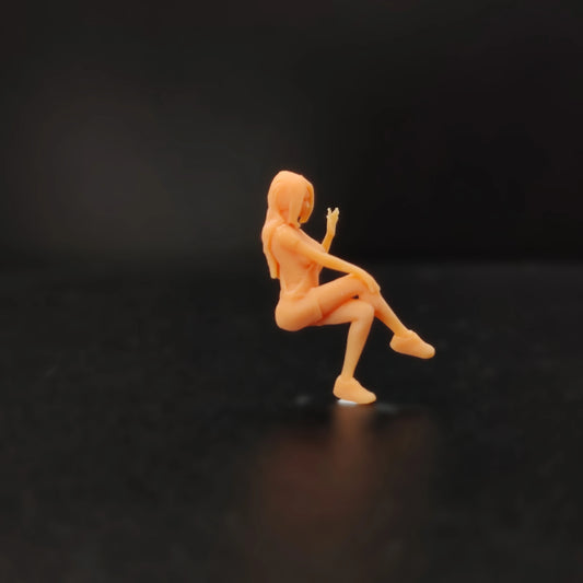 1/64 1/43 Figurines Scale Model Resin A Girl Sitting and Greeting Uncolored Miniatures Diorama Hand-painted T806