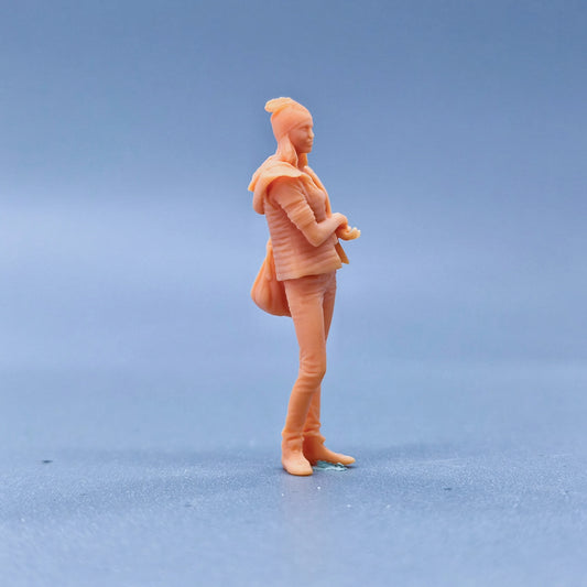 1/64 1/43 Figurines Scale Model Resin A woman carrying a bag on her back Uncolored Miniatures Diorama Hand-painted  L311