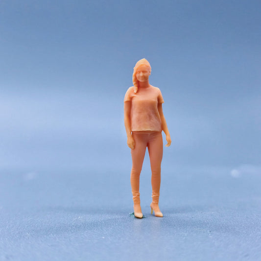 1/64 1/43 Figurines Scale Model Resin Girl Wearing Short Sleeves Uncolored Miniatures Diorama Hand-painted  L316