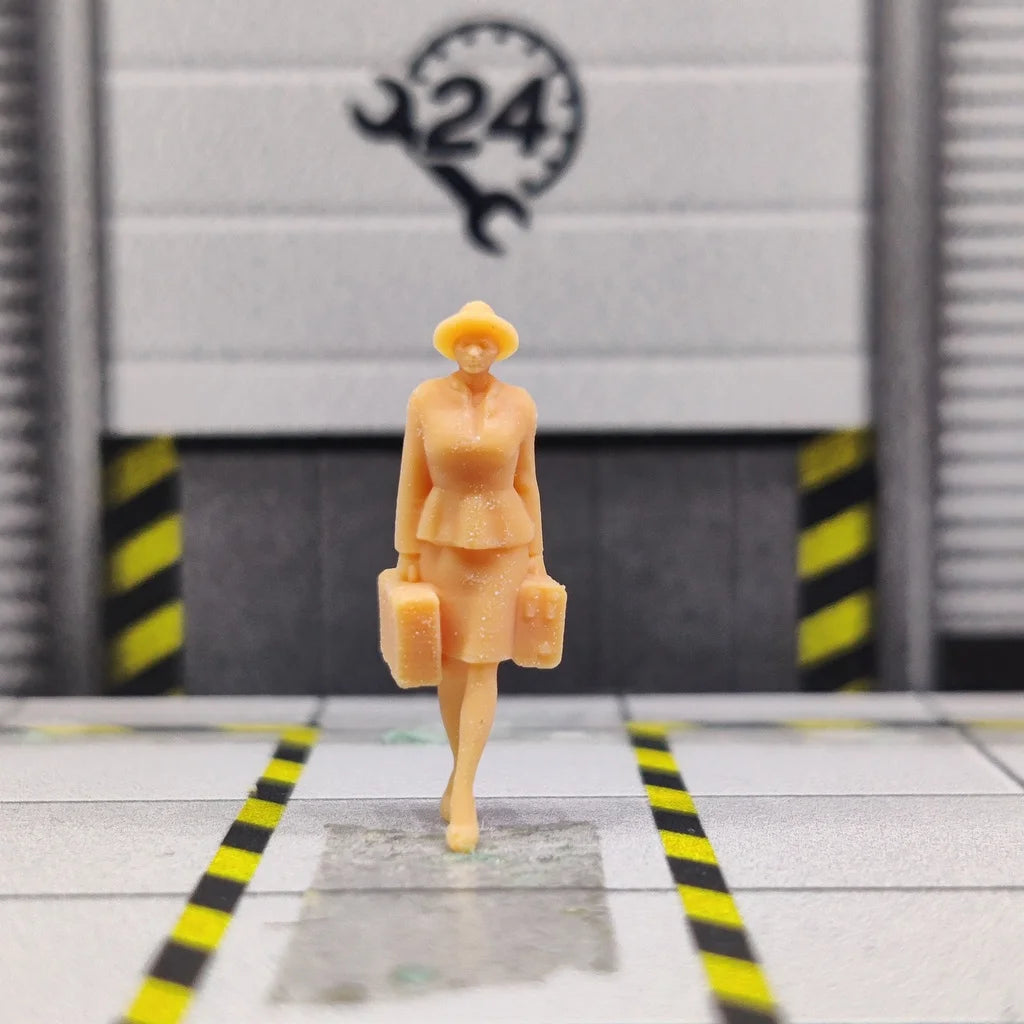 1/64 1/43 Scale Model ResinWearing A Hat and Twisting A Pair of BagsUncolored Miniature Diorama Hand-painted P001