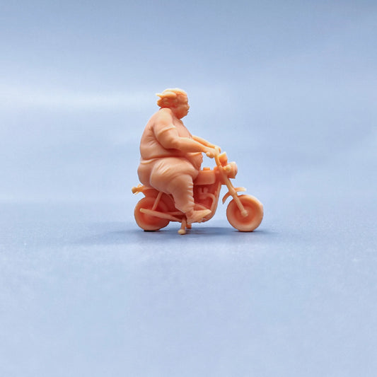 1/64 1/43 Figurines Scale Model ResinBig Fat Man Riding Small Motorcycle Uncolored Miniatures Diorama Hand-painted V032