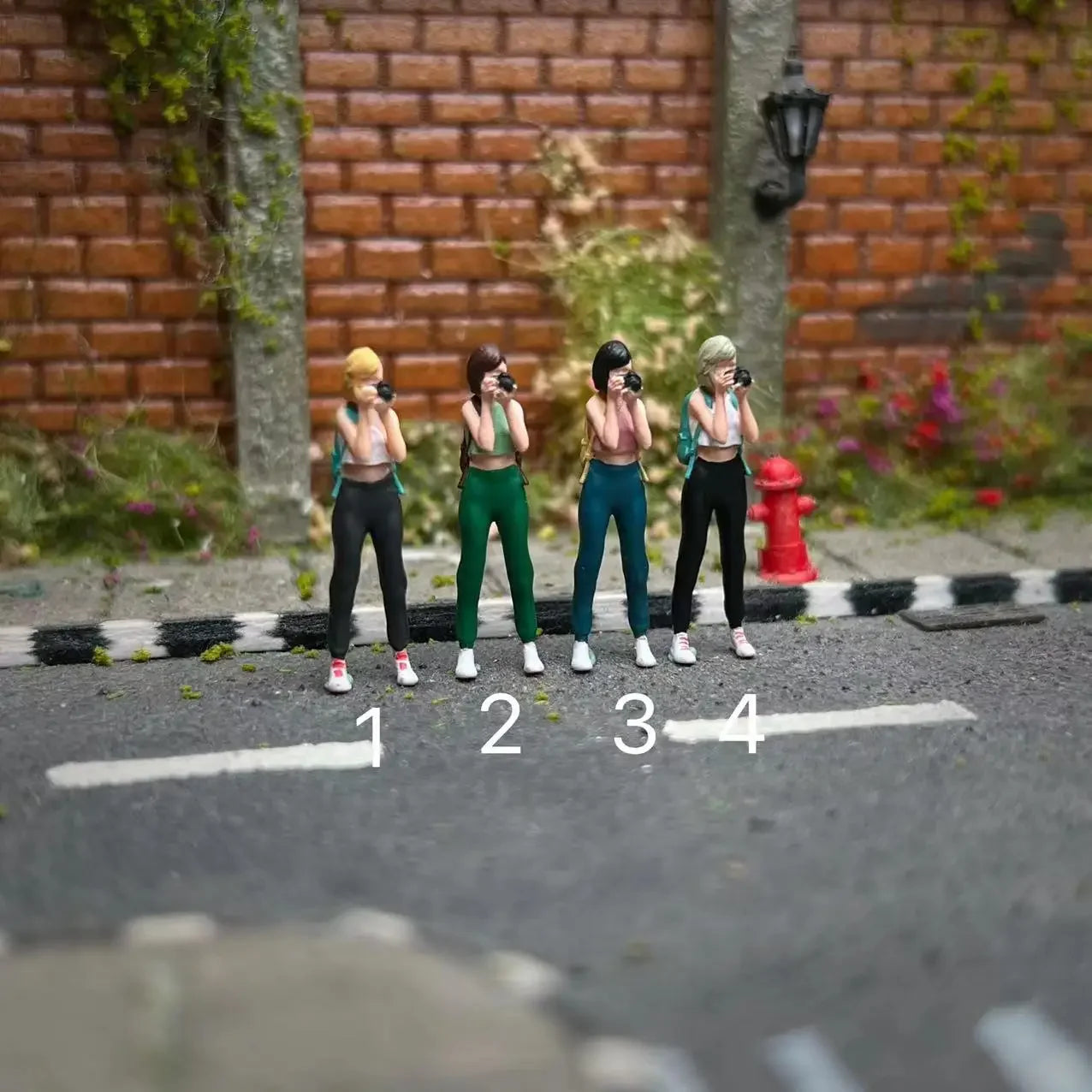 LP.Mini World Diorama 1/64 Scale Figurines Model Girls Taking Photos Collection Miniature Hand-painted