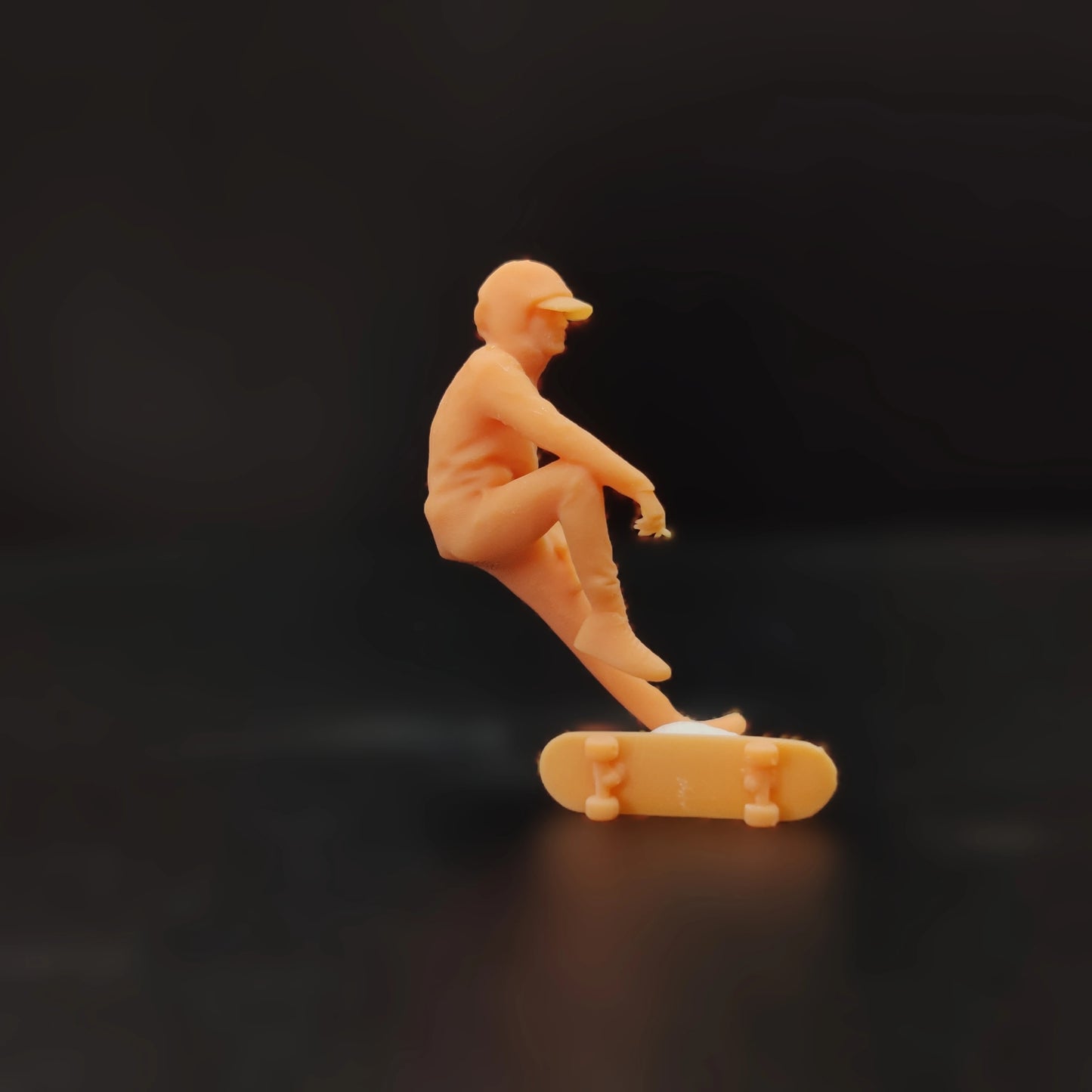 1/64 1/43 Figurines Scale Model Resin Sitting Smoking Skateboard Boy Uncolored Miniatures Diorama Hand-painted T818