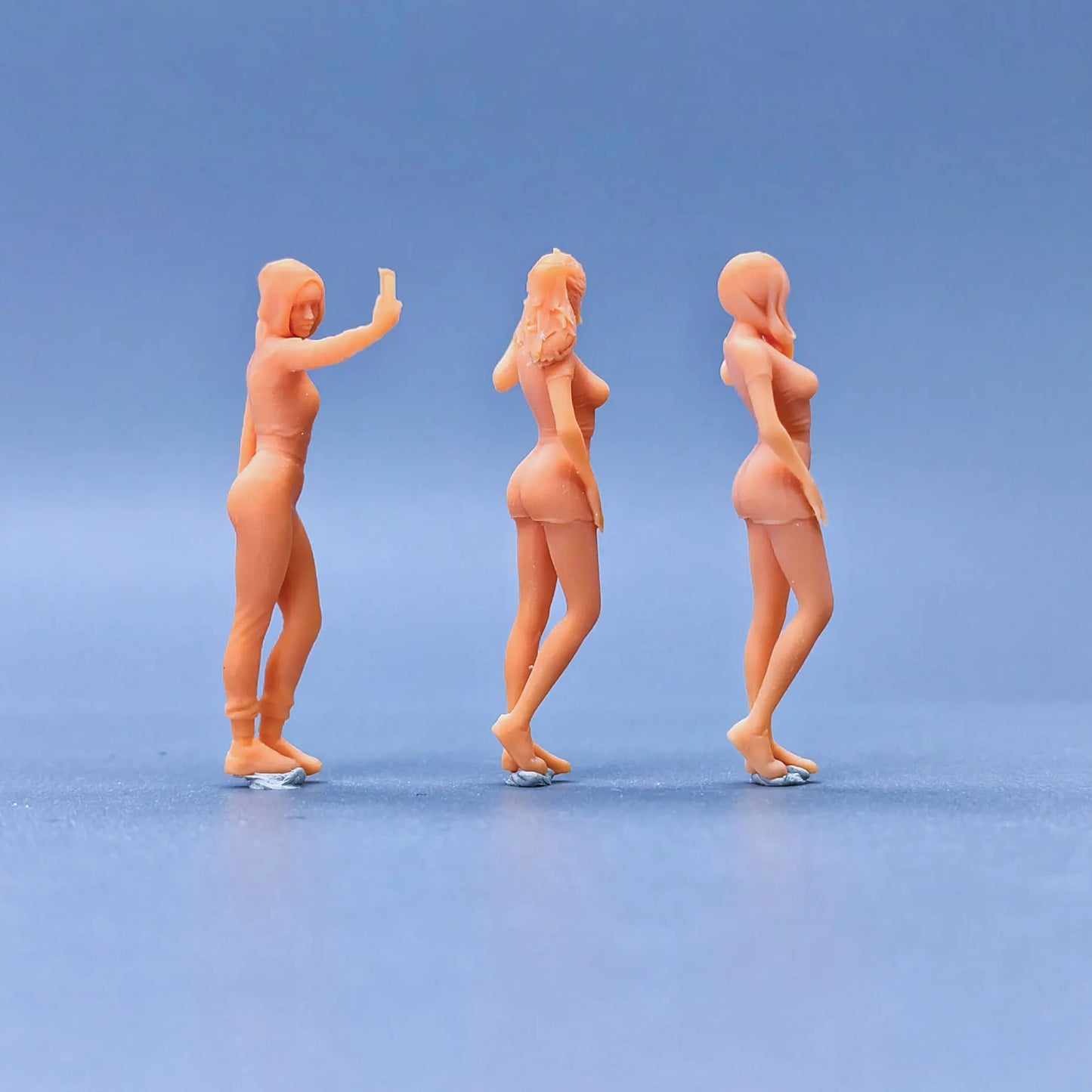 1/64 1/43 Scale Model Resin Women Taking Selfie In The Hood Uncolored Miniature Diorama Hand-painted S511