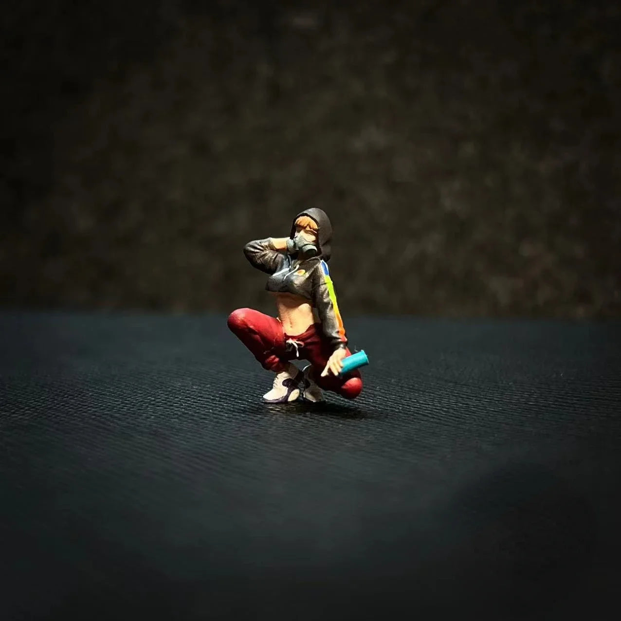 LP.Mini World Diorama 1/64 Scale Figurines Model Graffiti Girl Squatting Position Collection Miniature Hand-painted