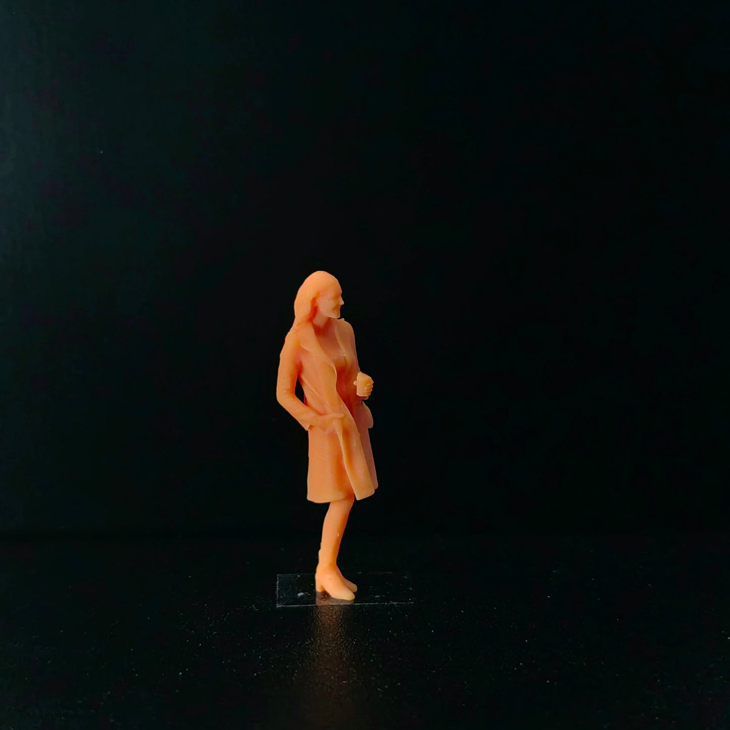 1/64 1/43 Scale Model ResinStanding Backpack Coffee LadyUncolored Miniature Diorama Hand-painted T605