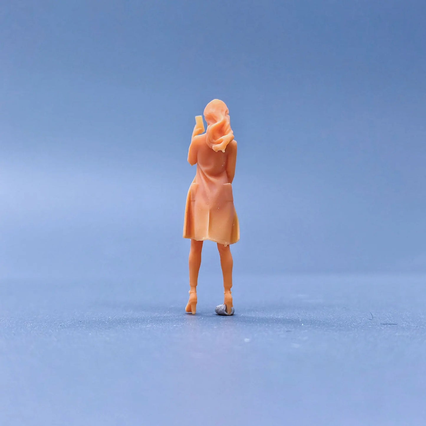 1/64 1/43 Scale Model Resin Woman In Video CallUncolored Miniature Diorama Hand-painted S123