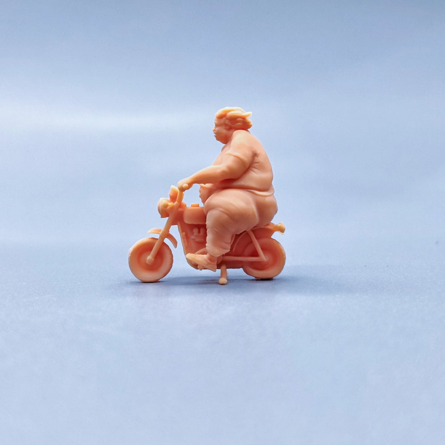 1/64 1/43 Figurines Scale Model ResinBig Fat Man Riding Small Motorcycle Uncolored Miniatures Diorama Hand-painted V032