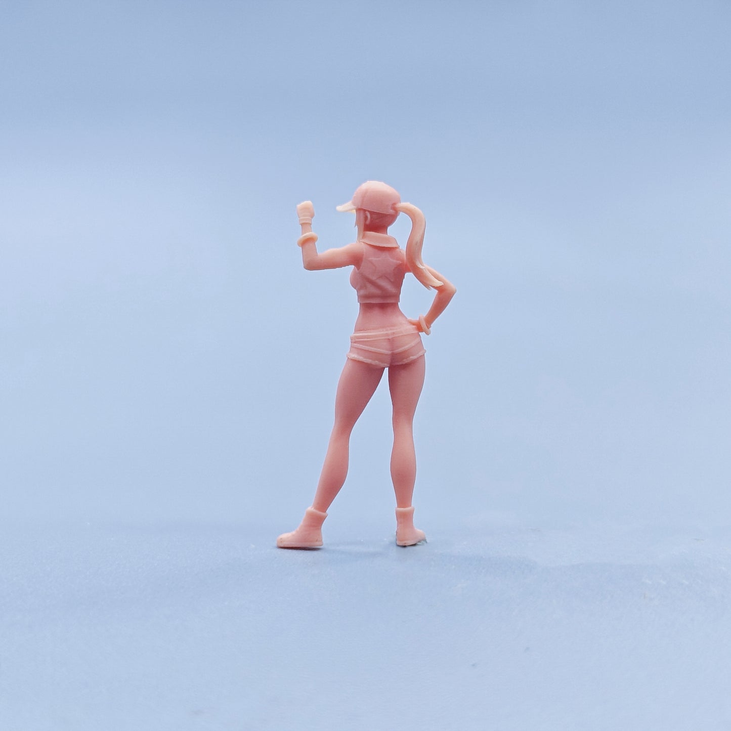 1/64 1/43 Figurines Scale Model Resin Girl Showing Off Muscles in Shorts Uncolored Miniatures Diorama Hand-painted D826