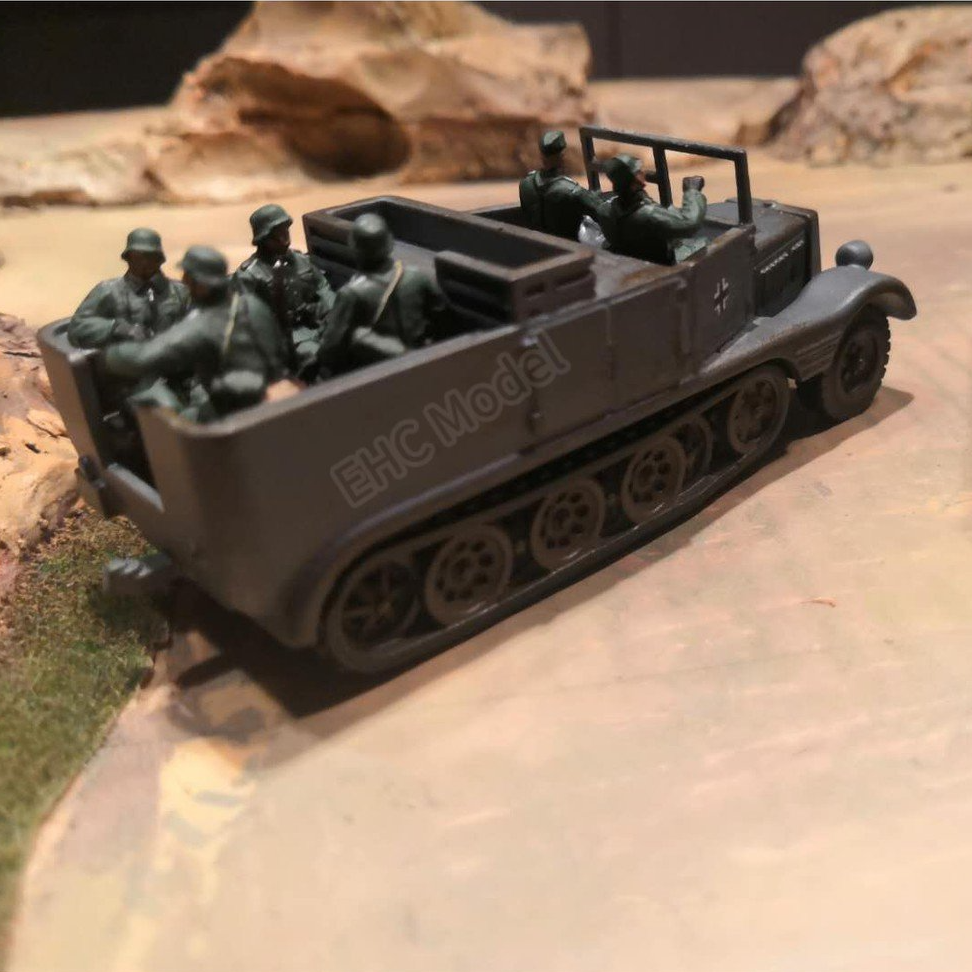 1/64 Sdkfz.11 Half Track Troop Carrier Contains 6 Figures